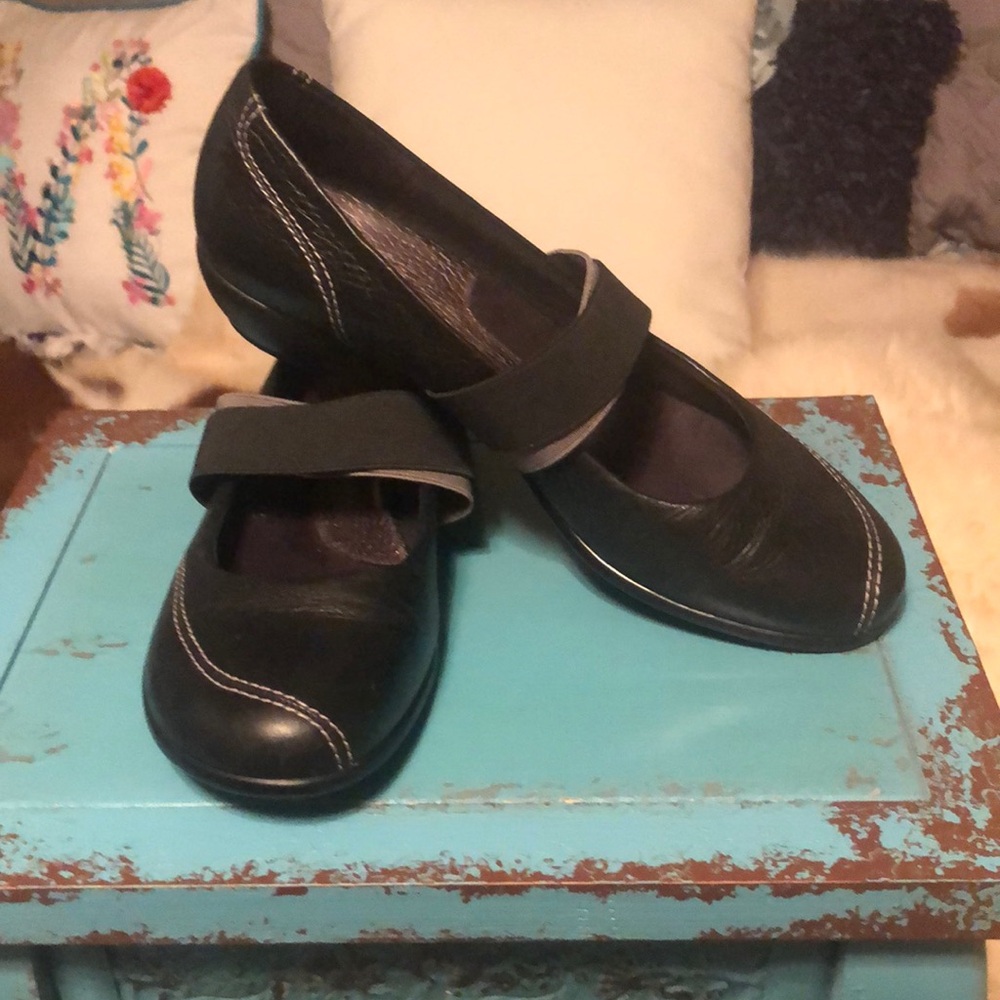 Reba McEntire flat slipons size 8.5 black with black and gray elastic strap